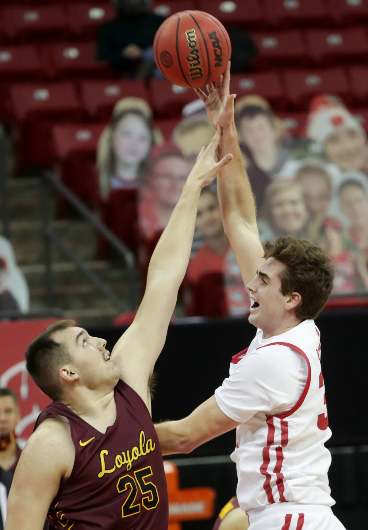 UW 77, Loyola Chicago 63